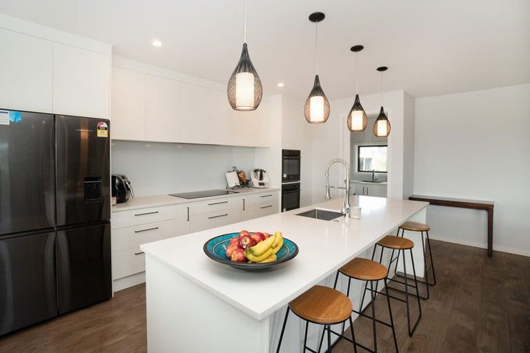 Photo of property in 76 Johnstone Drive, Fitzherbert, Palmerston North, 4410