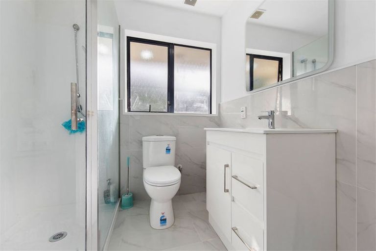 Photo of property in 16 Frank Bunce Grove, Flat Bush, Auckland, 2019