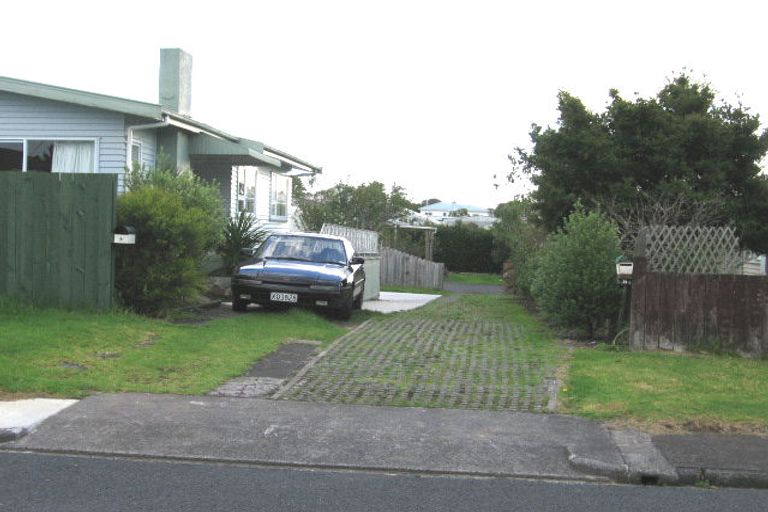 Photo of property in 8a Hikurangi Street, Te Atatu Peninsula, Auckland, 0610
