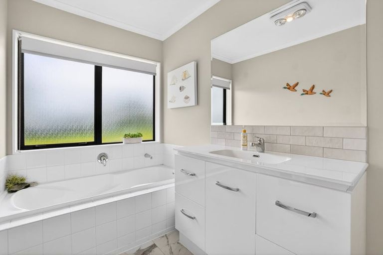 Photo of property in 23 Raabia Close, Parakai, 0830