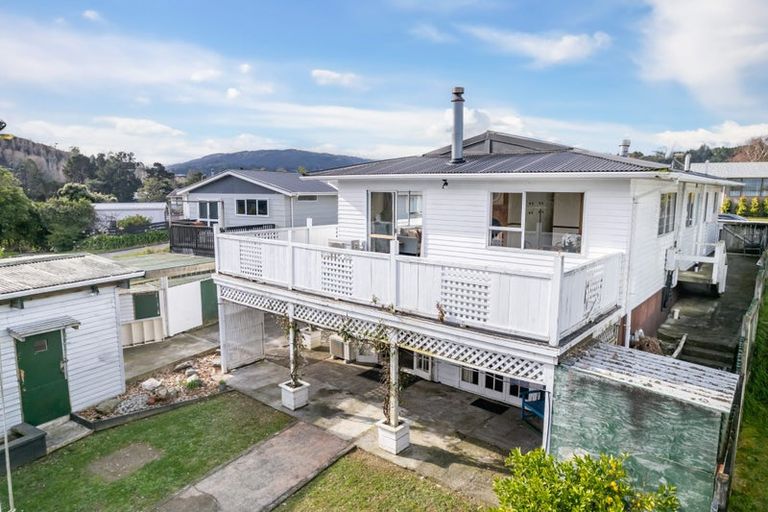 Photo of property in 31 Aniseed Grove, Timberlea, Upper Hutt, 5018