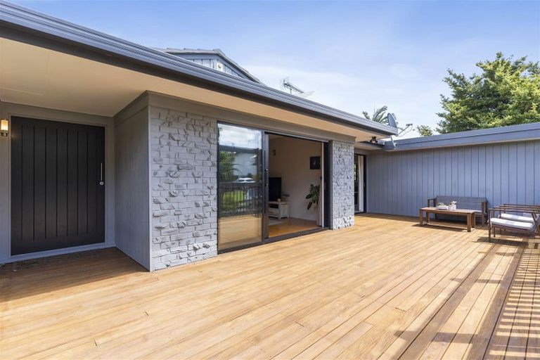 Photo of property in 2 Towra Place, Botany Downs, Auckland, 2010