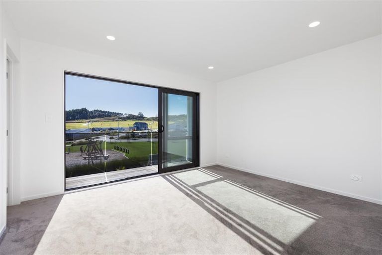 Photo of property in 8 Paparahi Place, Wainui, 0992
