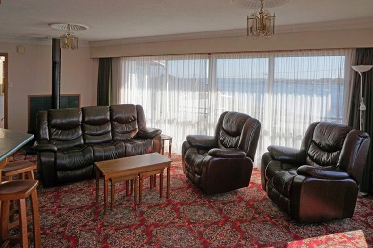 Photo of property in 104 Marine Parade, Bluff, 9814