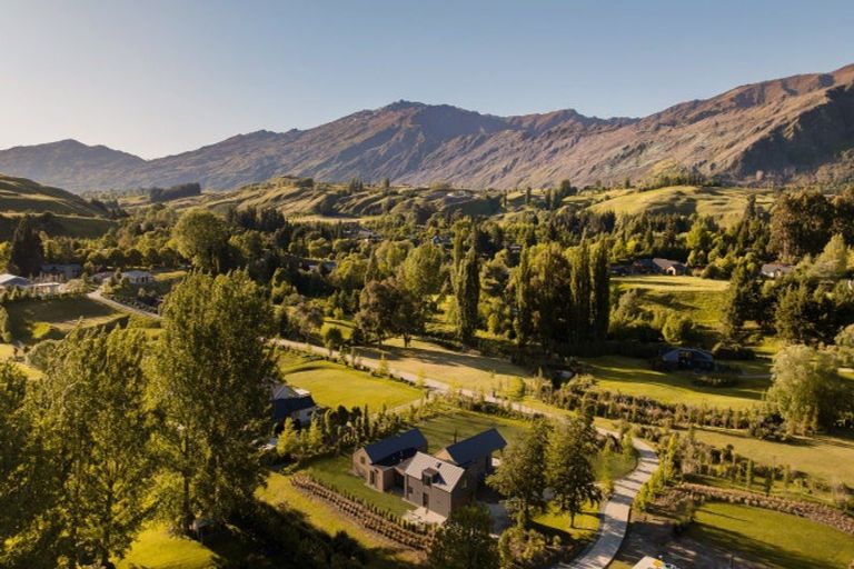 Photo of property in 33 Central Park Avenue, Lake Hayes, Queenstown, 9371