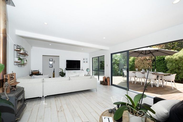 Photo of property in 12 Opanuku Road, Henderson Valley, Auckland, 0612