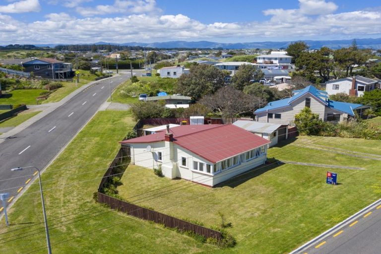 Photo of property in 19 Nash Parade, Foxton Beach, Foxton, 4815