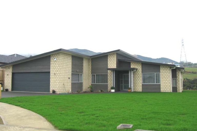 Photo of property in 10 James Nairn Grove, Riverstone Terraces, Upper Hutt, 5018