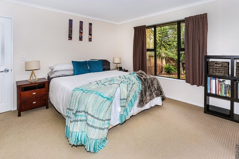 Photo of property in 11 Ina Ville Drive, Pukekohe, 2120
