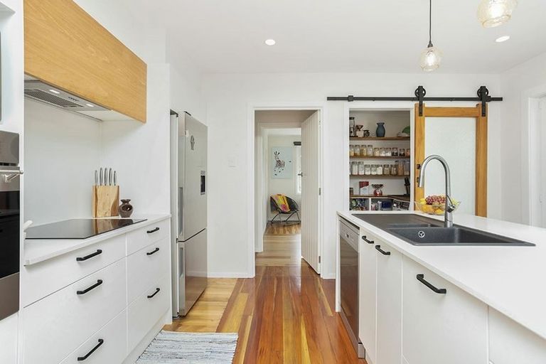 Photo of property in 15 Enderby Drive, Te Atatu Peninsula, Auckland, 0610