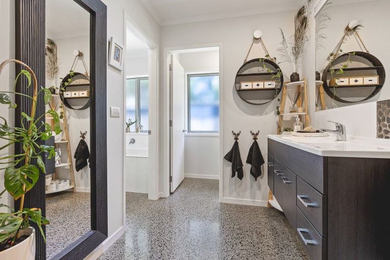 Photo of property in 10 Cooke Farm Grove, Waiwhakaiho, New Plymouth, 4312