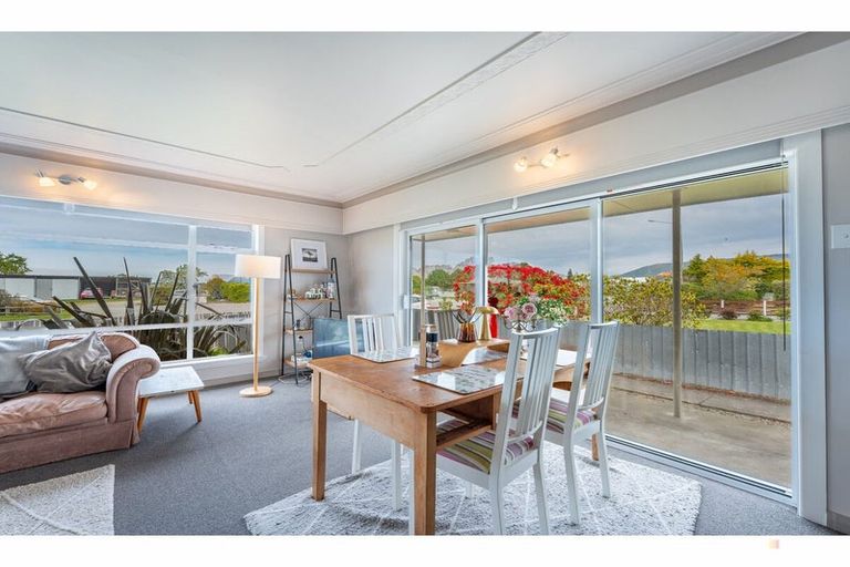 Photo of property in 30 Timaru Road, Waimate, 7924