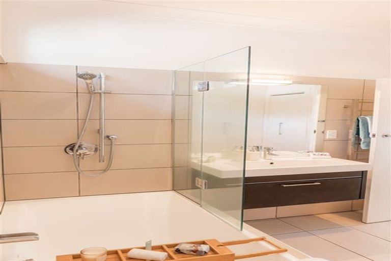 Photo of property in 35 Pukatea Street, Eastbourne, Lower Hutt, 5013