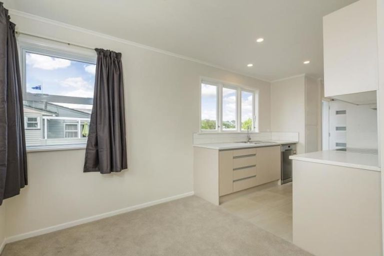 Photo of property in 1/862 East Coast Road, Northcross, Auckland, 0630