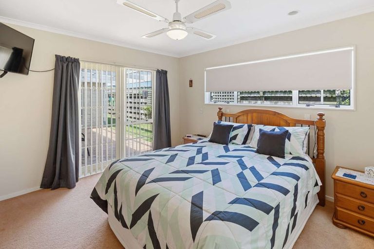 Photo of property in 2 Beech Place, Hawera, 4610