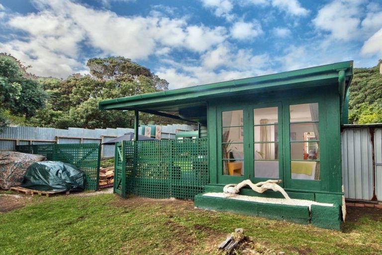 Photo of property in 105 Marine Parade North, Piha, 0772