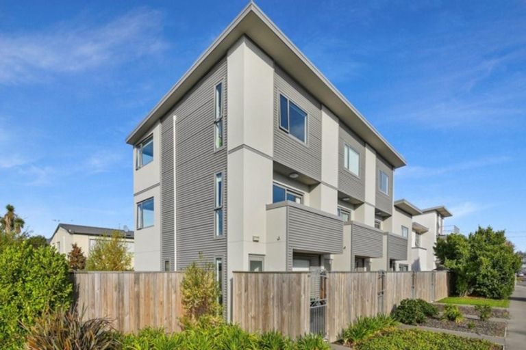 Photo of property in 465 Barbadoes Street, Edgeware, Christchurch, 8013