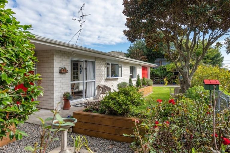 Photo of property in 2 Te Uruhi Grove, Paraparaumu, 5032
