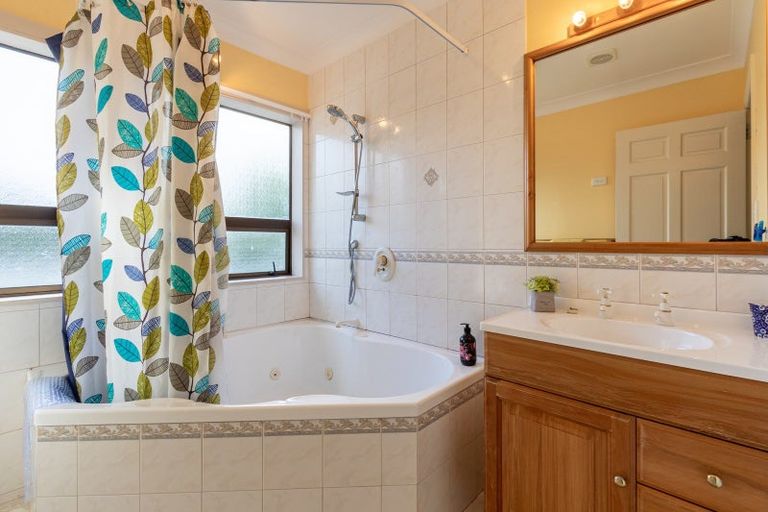 Photo of property in 114 Main Road South, Raumati Beach, Paraparaumu, 5032