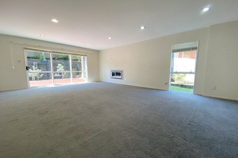 Photo of property in 11 Lakeridge Close, Northcross, Auckland, 0632