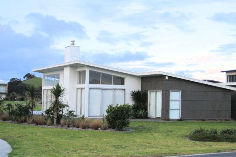 Photo of property in 35 Tohora Crescent, Omaha, 0986