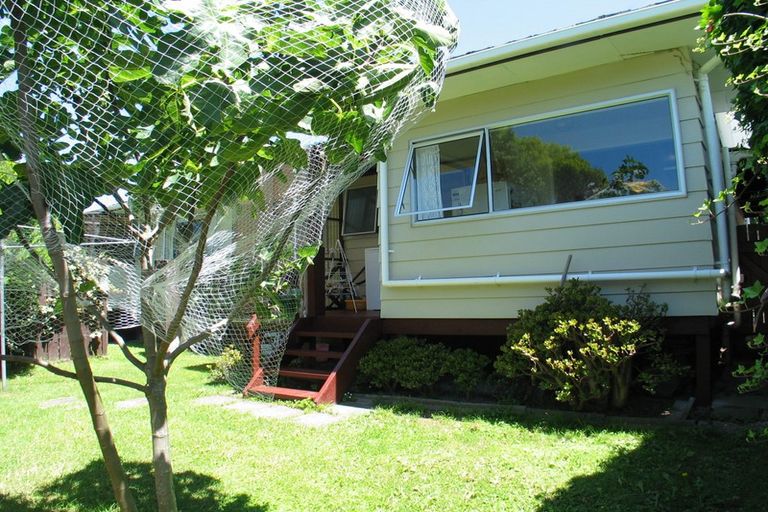 Photo of property in 4/11a Bayside Avenue, Te Atatu Peninsula, Auckland, 0610