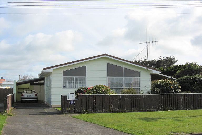 Photo of property in 1 Awatea Street, Castlecliff, Whanganui, 4501