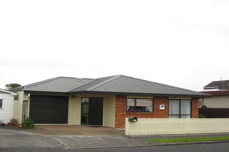 Photo of property in 3 Riversdale Drive, Merrilands, New Plymouth, 4312