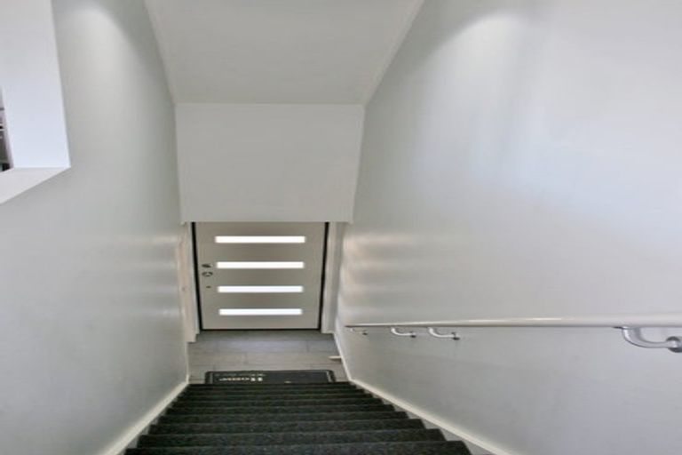 Photo of property in 16a Woodall Place, Totara Vale, Auckland, 0627