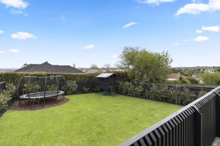 Photo of property in 6 Clairville Crescent, Wai O Taiki Bay, Auckland, 1072