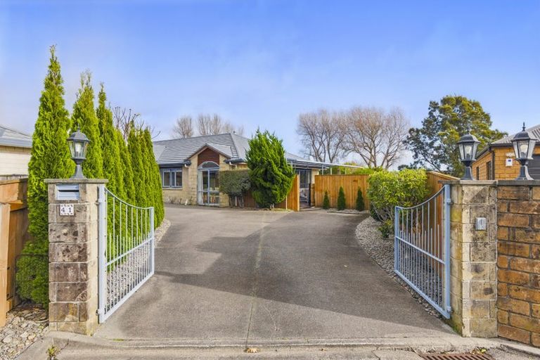 Photo of property in 41 Holcombe Drive, Paraparaumu, 5032