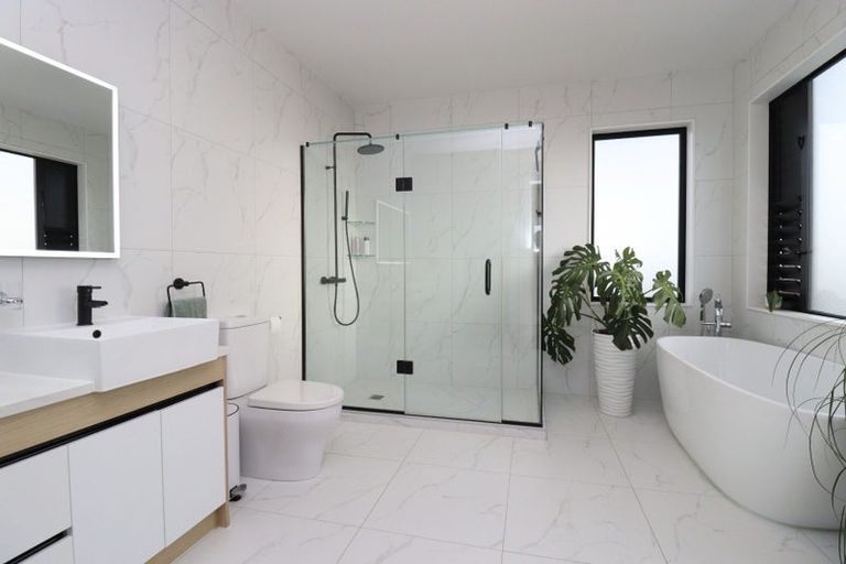 Photo of property in 26 Roxborough Place, East Tamaki Heights, Auckland, 2016