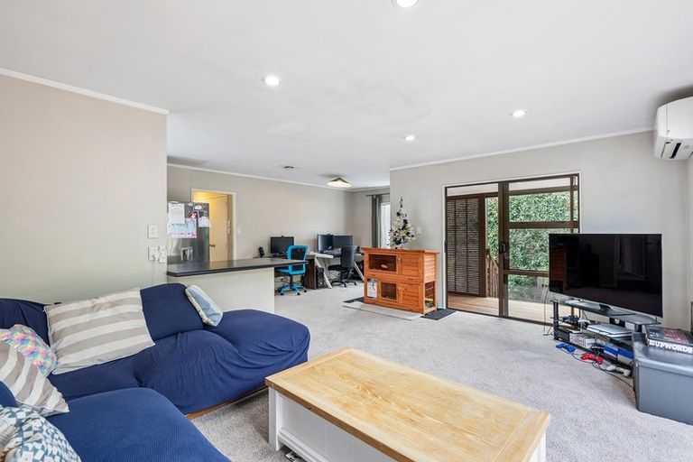 Photo of property in 2/13 De Quincey Terrace, Highland Park, Auckland, 2010
