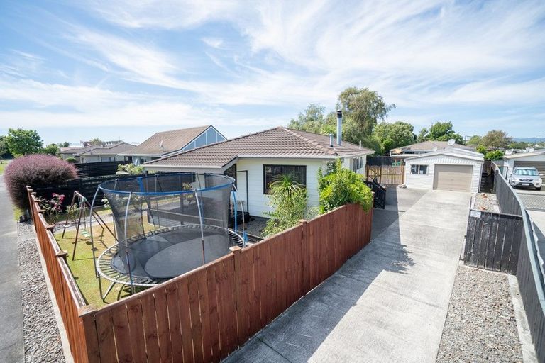 Photo of property in 46 Raglan Avenue, Cloverlea, Palmerston North, 4412