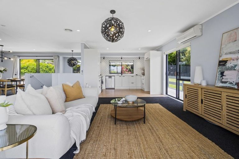 Photo of property in 8 Forsythe Place, Massey, Auckland, 0614