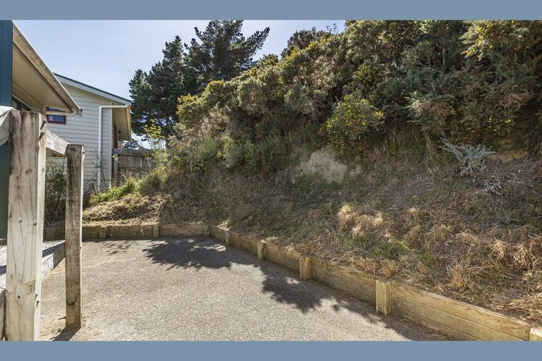 Photo of property in 6 Mitika Way, Strathmore Park, Wellington, 6022