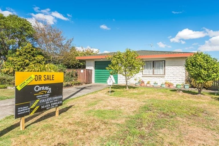 Photo of property in 16 Oaklea Avenue, Marton, 4710