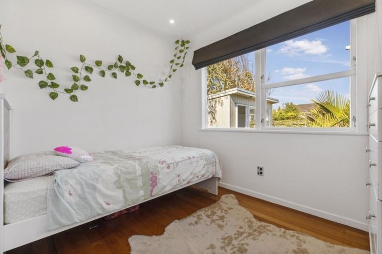 Photo of property in 24 La Rosa Street, Green Bay, Auckland, 0604