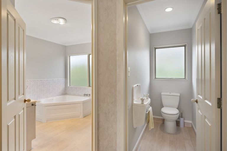 Photo of property in 2 Lowndes Place, Taradale, Napier, 4112