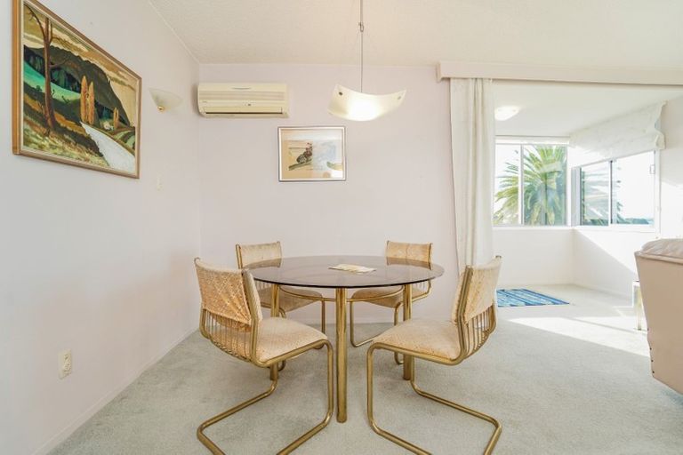 Photo of property in 8/25 Stanley Point Road, Stanley Point, Auckland, 0624