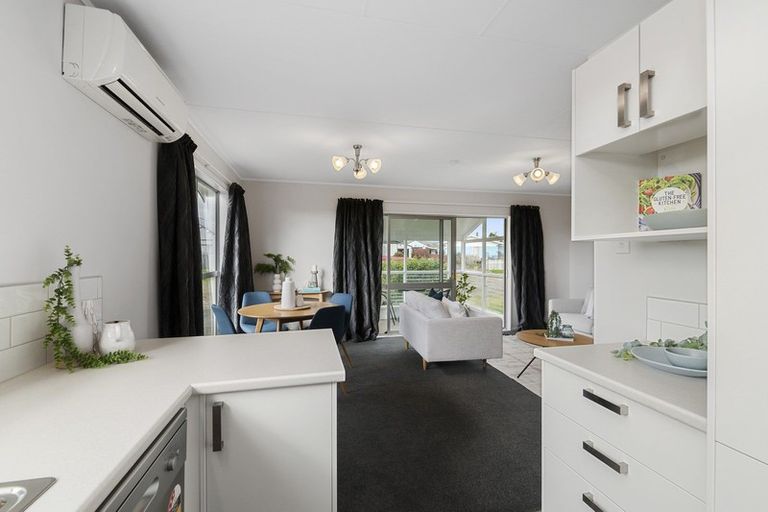 Photo of property in 112 Ryder Crescent, Levin, 5510