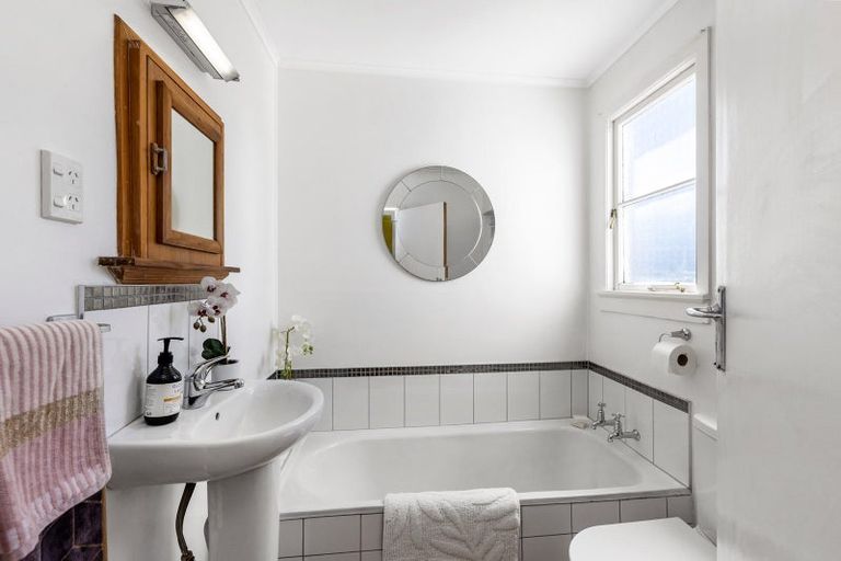 Photo of property in 32 Dignan Street, Point Chevalier, Auckland, 1022