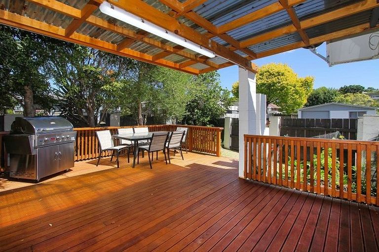 Photo of property in 1/7 Mannering Place, Hillcrest, Auckland, 0627