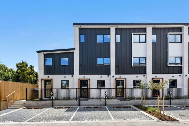 Photo of property in 10/59 Matipo Road, Te Atatu Peninsula, Auckland, 0610