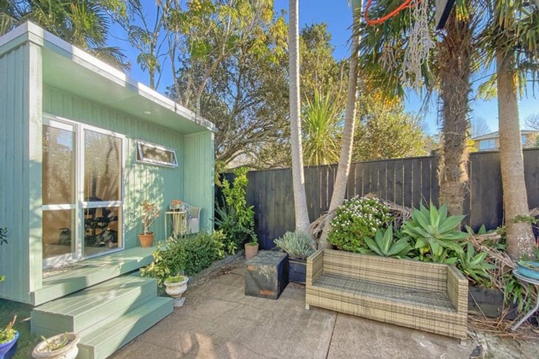 Photo of property in 28 Merriefield Avenue, Forrest Hill, Auckland, 0620