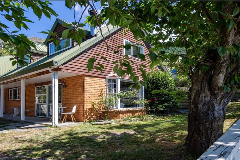 Photo of property in 16a Greenstone Place, Fernhill, Queenstown, 9300