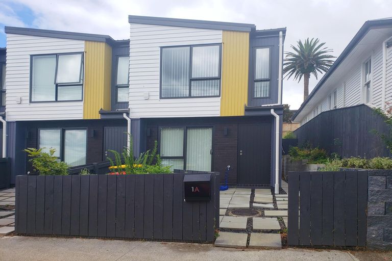 Photo of property in 1a Saint Oswalds Road, Greenlane, Auckland, 1061
