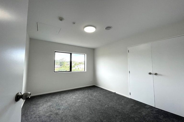 Photo of property in 152 Triangle Road, Massey, Auckland, 0614
