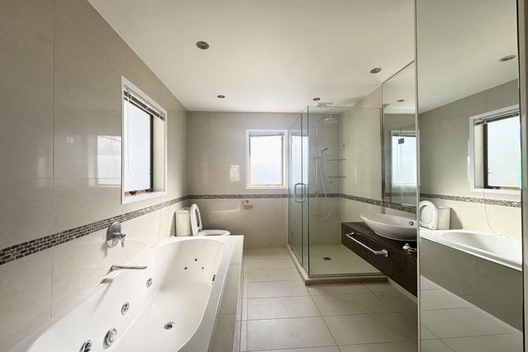 Photo of property in 3 Beulah Avenue, Rothesay Bay, Auckland, 0630