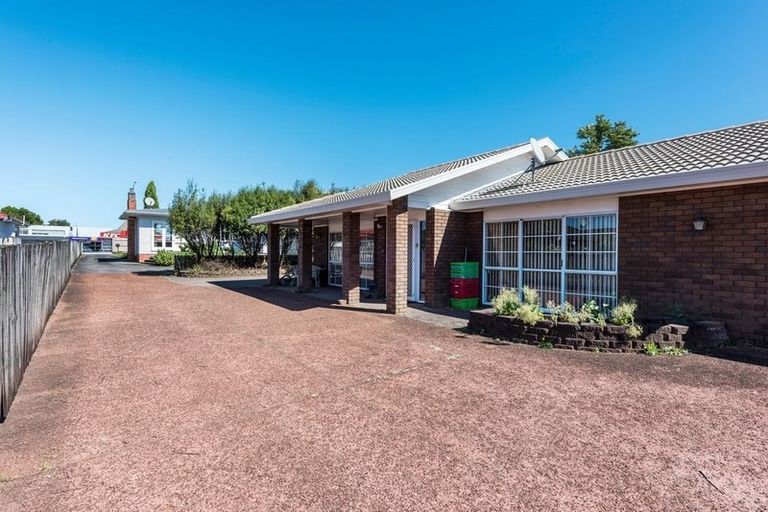 Photo of property in 218 Edmonton Road, Te Atatu South, Auckland, 0610